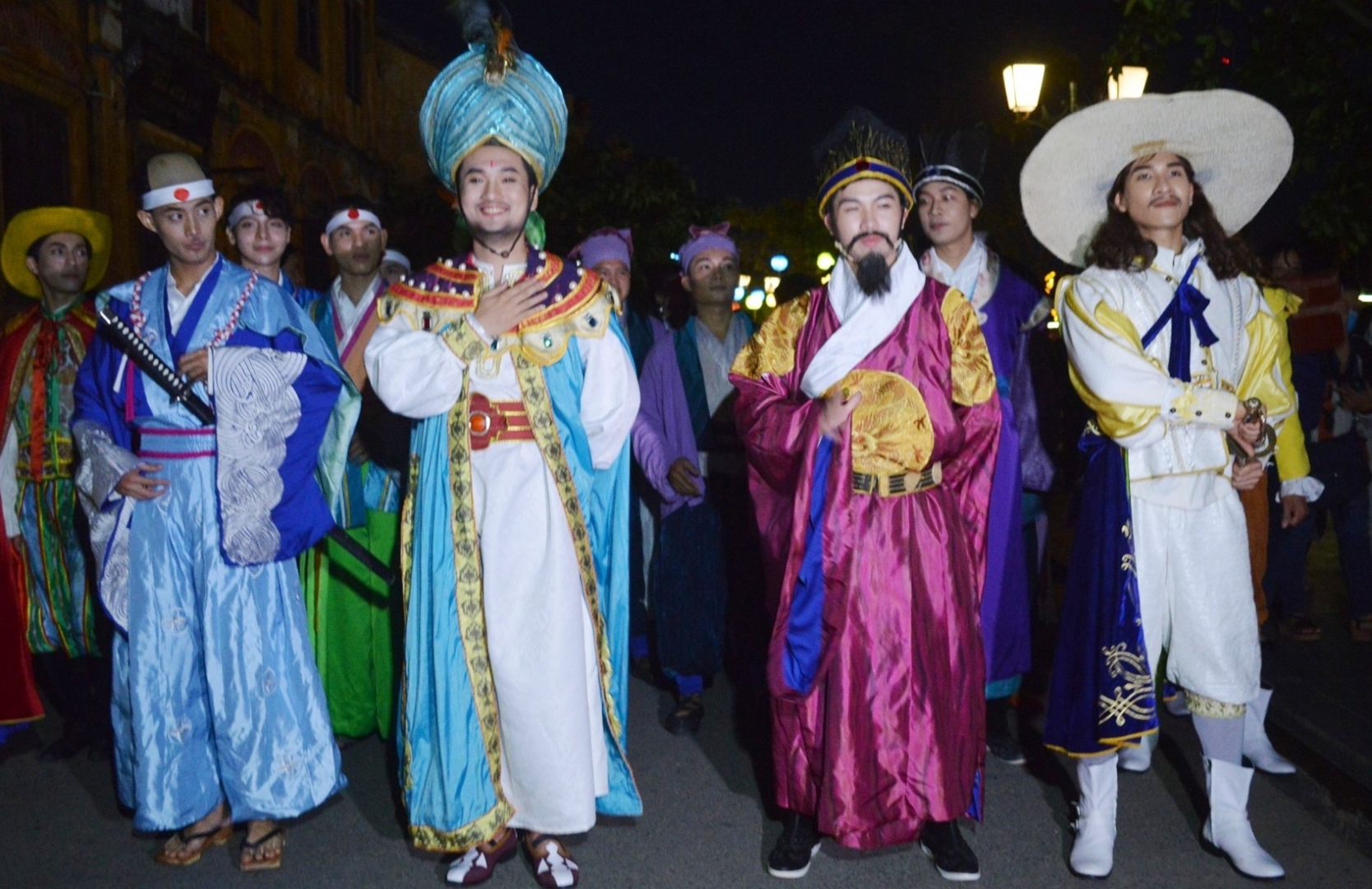 Trình diễn hoạt cảnh "Ký ức Hội An" trên đường phố.