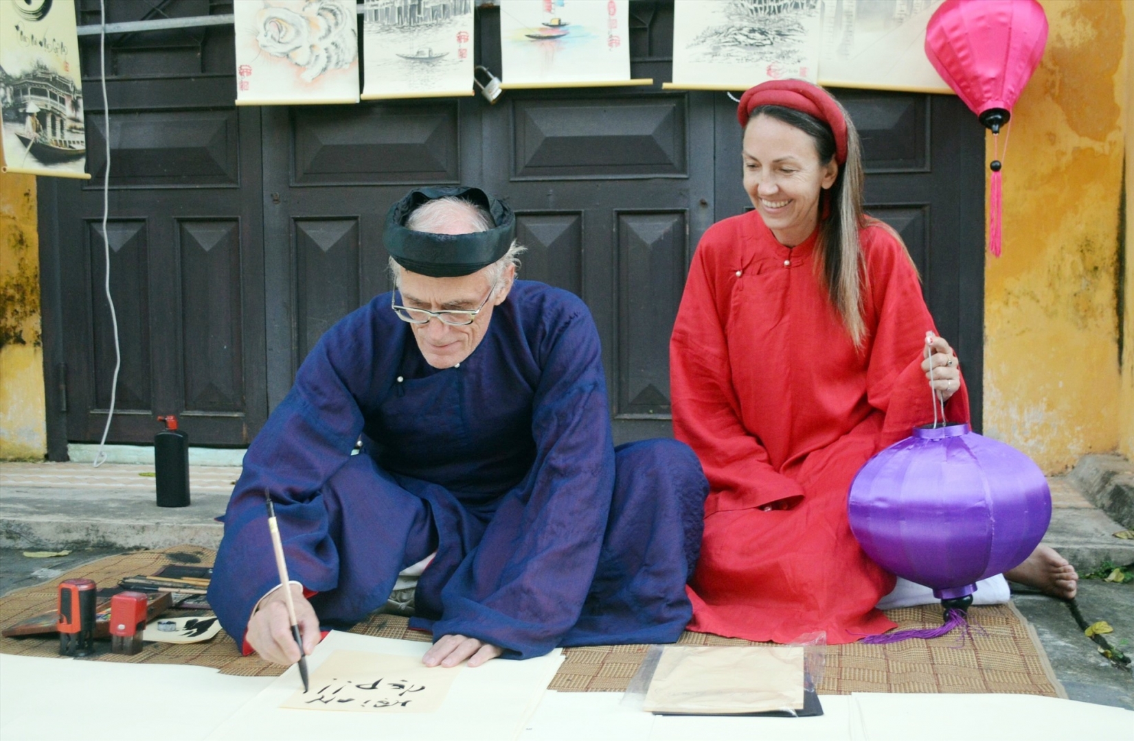 Du khách tập làm ông đồ cho chữ.