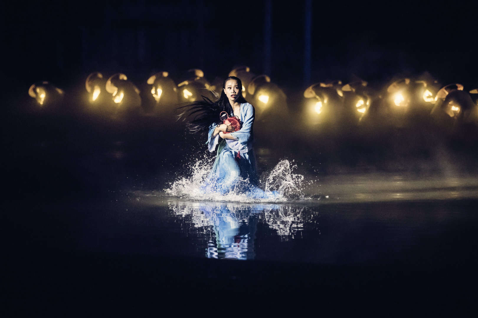 Sân khấu thực cảnh được đầu tư kỹ lưỡng vài bài bản