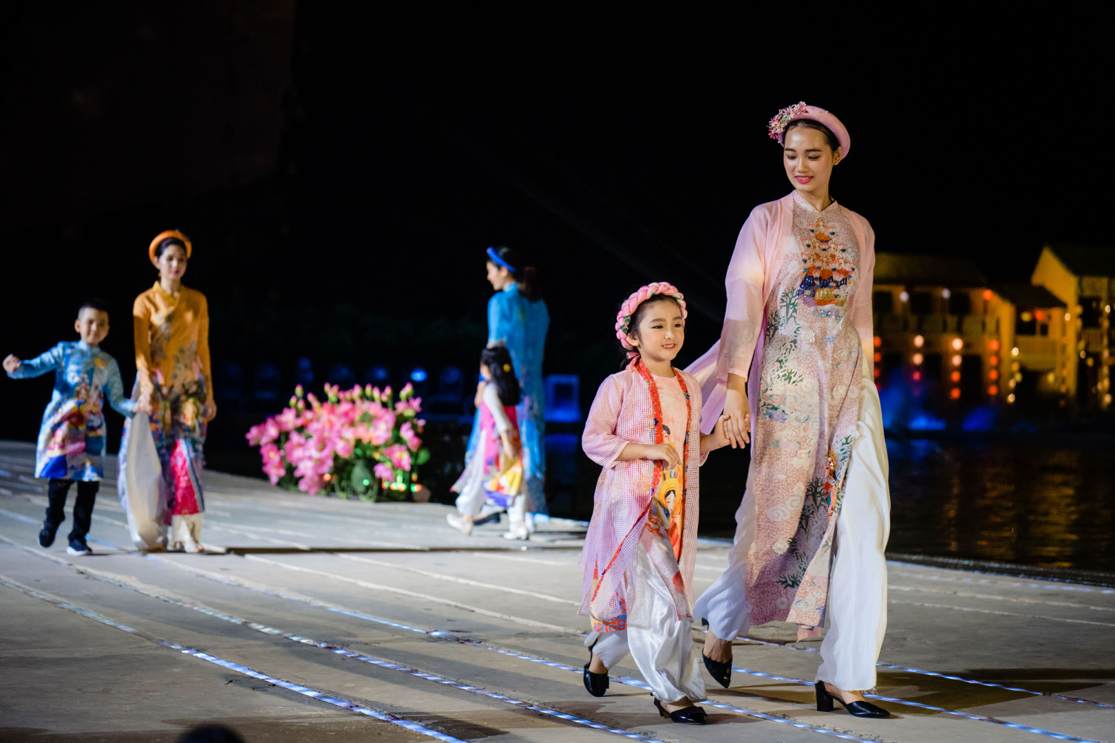 Dư âm lễ hội áo dài danh thắng Việt Nam trên sân khấu Ký ức Hội An