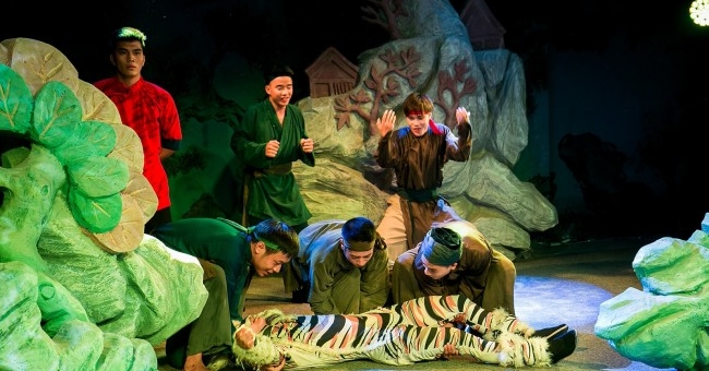 TRAI HO FIGHTING THE TIGER