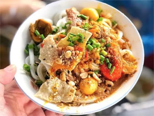 T&ocirc; m&igrave; quảng ở đ&acirc;y nổi bật với sợi m&igrave; v&agrave;ng &oacute;ng, dai mềm, được nấu vừa tới