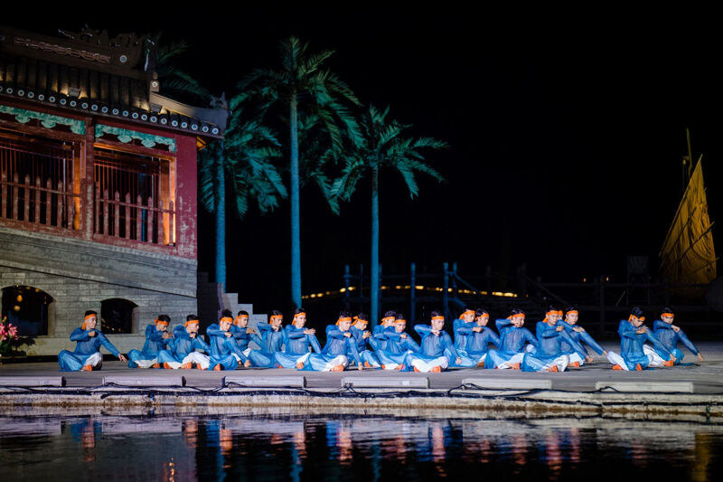 Màn trình diễn gói gọn trong 100 phút kết hợp trình diễn thời trang và âm nhạc