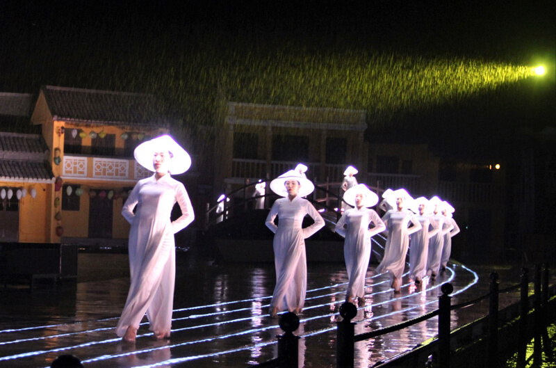 Dù mưa thì vẫn không làm giảm đi nhiệt huyết của các diễn viên show Ký Ức Hội An