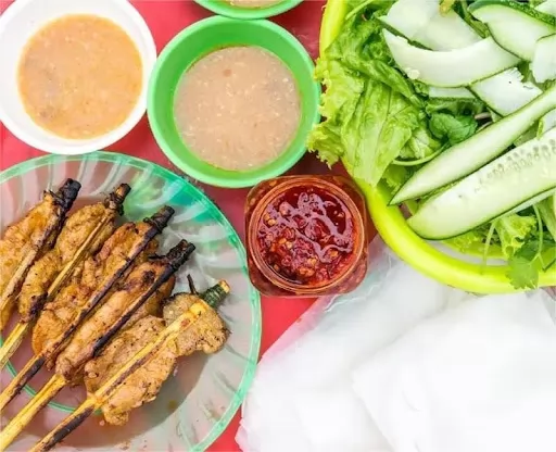 B&aacute;nh ướt Hội An l&agrave; m&oacute;n ăn truyền thống, nổi bật với lớp b&aacute;nh mỏng mềm v&agrave; hương vị đậm đ&agrave;.