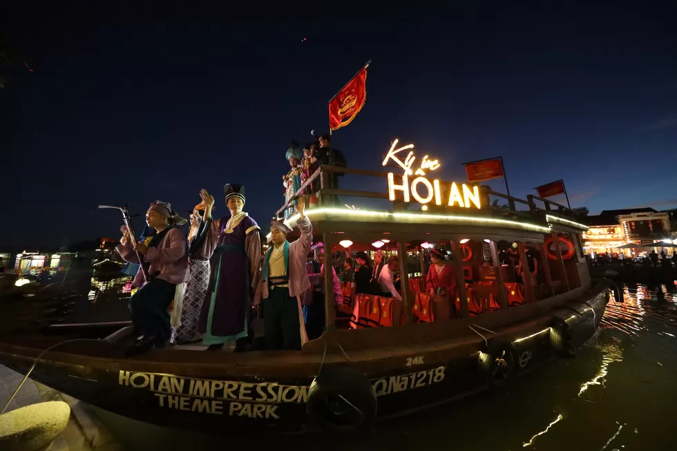 'Biển người' đổ về phố cổ xem Hội An 'thức giấc'