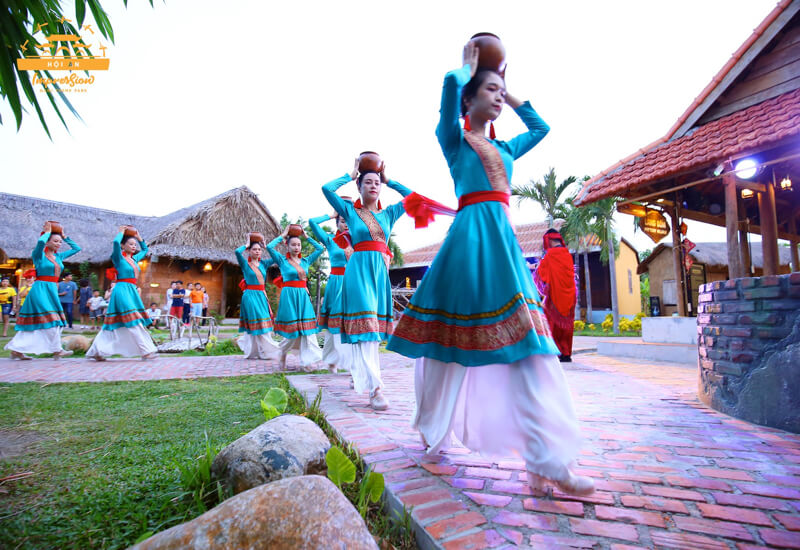Show biểu diễn Hội An Rước Nước tại Đảo Ký ức