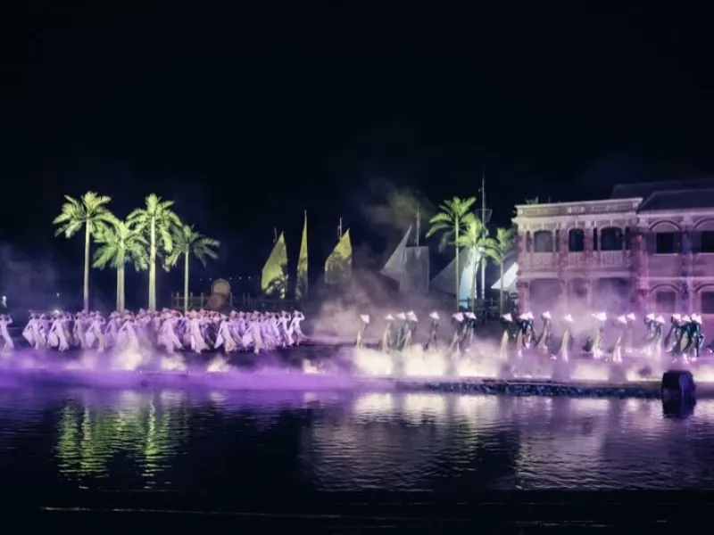 Act 5: Portraying a Hoi An that is both ancient and dynamic, charming and serene.