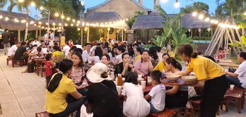 Khu ẩm thực l&agrave;ng Việt - Hội tụ đặc sản Hội An