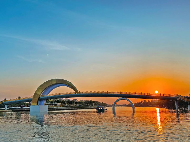 Ánh hoàng hôn rực rỡ trên cầu Ánh Trăng Thương Cảng của Đảo Ký Ức Hội An