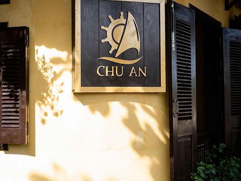 Ánh nắng chiều chói rọi bảng hiệu Chu An Hội An