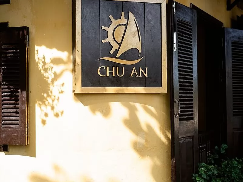 Ánh nắng chiều chói rọi bảng hiệu Chu An Hội An