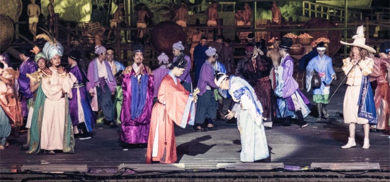 Ánh sáng tinh tế làm nổi bật những chi tiết sân khấu trong màn 4