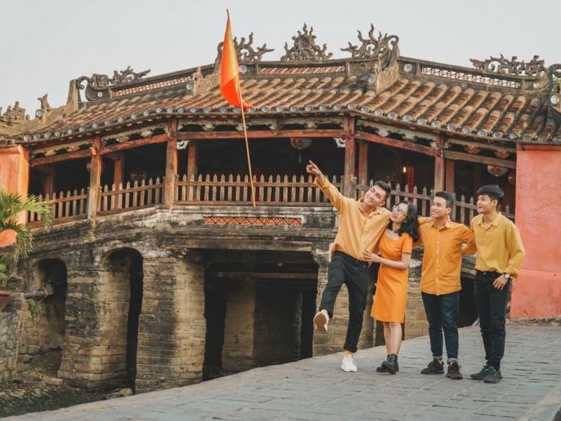 Áo sơ mi quần tây điểm lên nét hiện đại giữa không gian cổ kính của show diễn Hội An