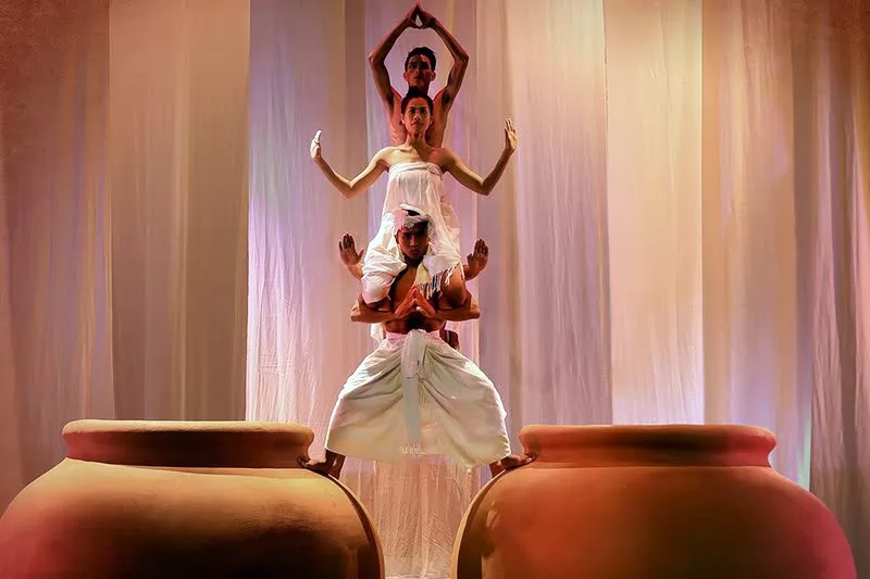 Khung cảnh ấn tượng từ c&aacute;c diễn vi&ecirc;n show diễn ở Hội An - Palao