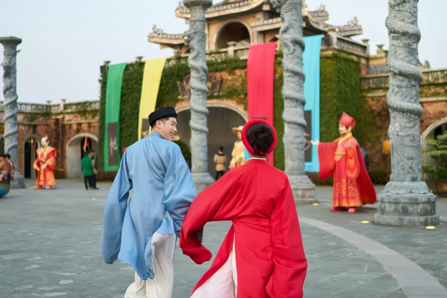 Gợi ý những mẫu áo dài cách tân phù hợp với không gian chương trình biểu diễn thực cảnh - Ký Ức Hội An