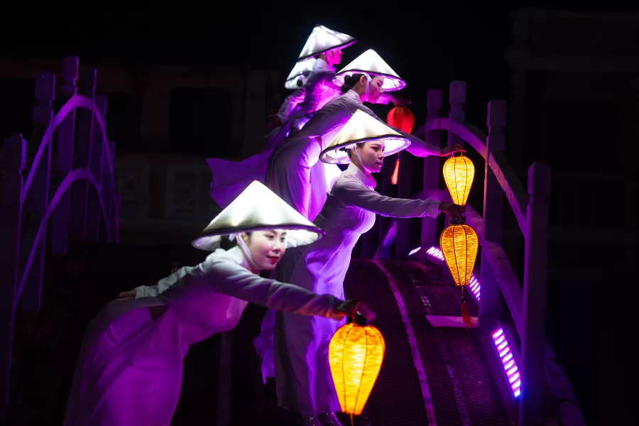 Du hành ngược thời gian cùng Ký Ức Hội An Show: Vẻ đẹp bất tận của 3 hình ảnh đặc sắc nhất