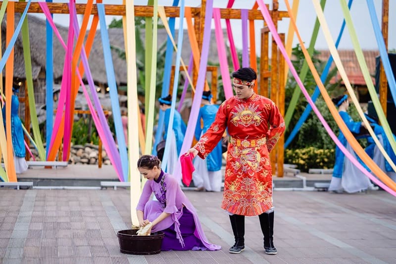 Bà Chúa Tằm Tang không chỉ là màn trình diễn về nghề nuôi tằm và dệt lụa, mà còn là một câu chuyện tình yêu