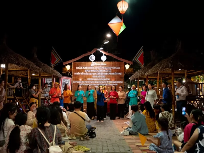 Nghệ nh&acirc;n biểu diễn B&agrave;i ch&ograve;i với những c&acirc;u h&ograve; đặc sắc