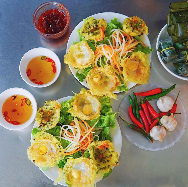 Bánh căn Hội An với nước chấm hấp dẫn