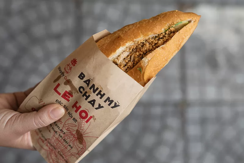 B&aacute;nh m&igrave; chay Hội An l&agrave; một l&aacute;t cắt tinh tế của ẩm thực phố cổ