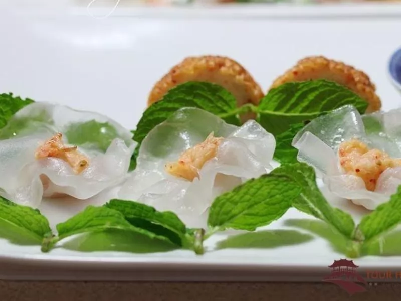 B&aacute;nh vạc hoa hồng l&atilde;ng mạn cho ng&agrave;y hẹn đầu ti&ecirc;n ở Hội An