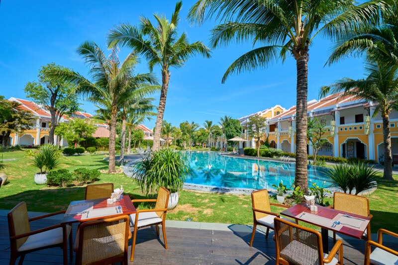 Bể bơi ngay trung tâm của resort Hoi An Memories Resort & Spa