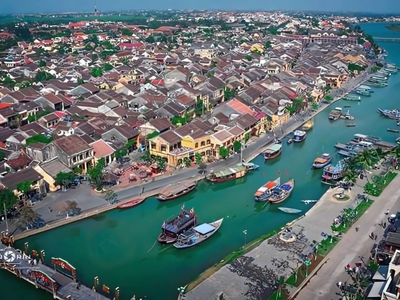 Bến thuyền tấp nập như một thương cảng sầm uất 