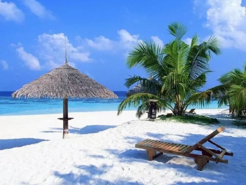 Blue sea and white sand are the beauty that nature bestows on An Bang beach