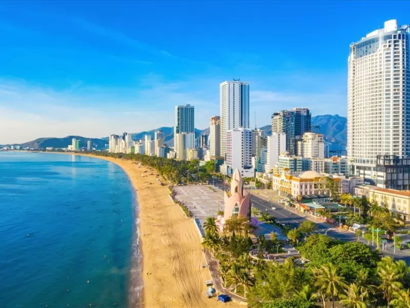 Bờ biển trải dài vô tận chính là nơi thu hút du khách đến với Nha Trang