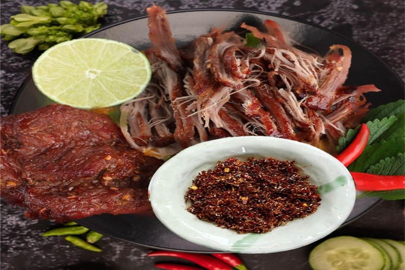 Bò một nắng chấm cùng muối kiến vàng là món ăn không thể bỏ lỡ