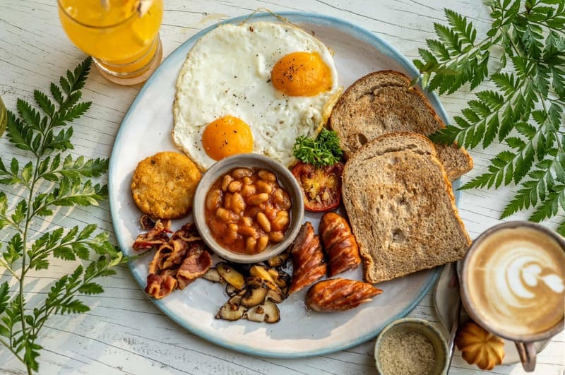 Bữa sáng tại đây không chỉ ngon miệng mà còn đẹp mắt, hứa hẹn làm bạn say mê từ cái nhìn đầu tiên