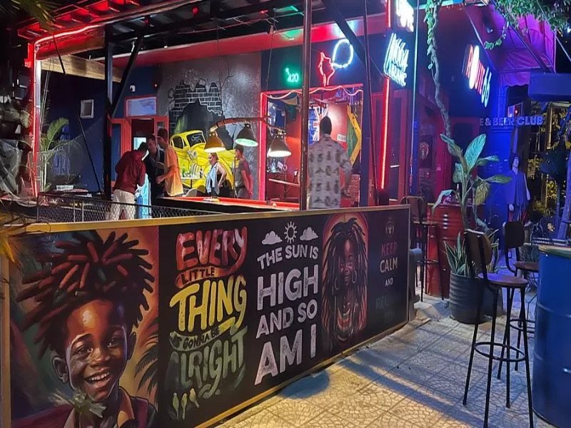 Bức tranh đầy m&agrave;u sắc ấn tượng ở một g&oacute;c của Route 66 Reggae Bar