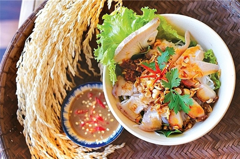 Chỉ cần một lần thưởng thức, chắc chắn bạn sẽ bị món bún mắm nêm Hội An quyến rũ và nhớ mãi không quên hương vị độc đáo này.