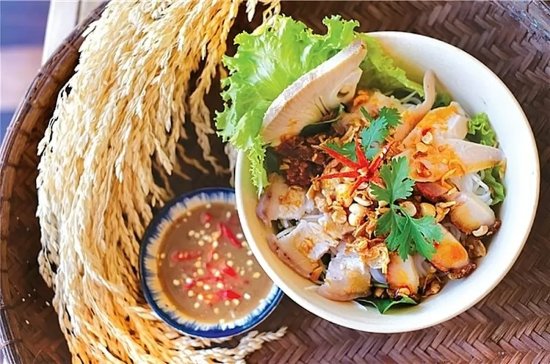 Chỉ cần một lần thưởng thức, chắc chắn bạn sẽ bị m&oacute;n b&uacute;n mắm n&ecirc;m Hội An quyến rũ v&agrave; nhớ m&atilde;i kh&ocirc;ng qu&ecirc;n hương vị độc đ&aacute;o n&agrave;y.