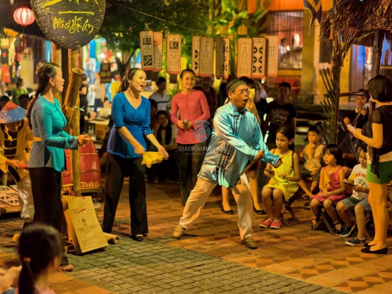 Buổi biểu diễn nghệ thuật Bài chòi thu hút rất nhiều du khách tham gia