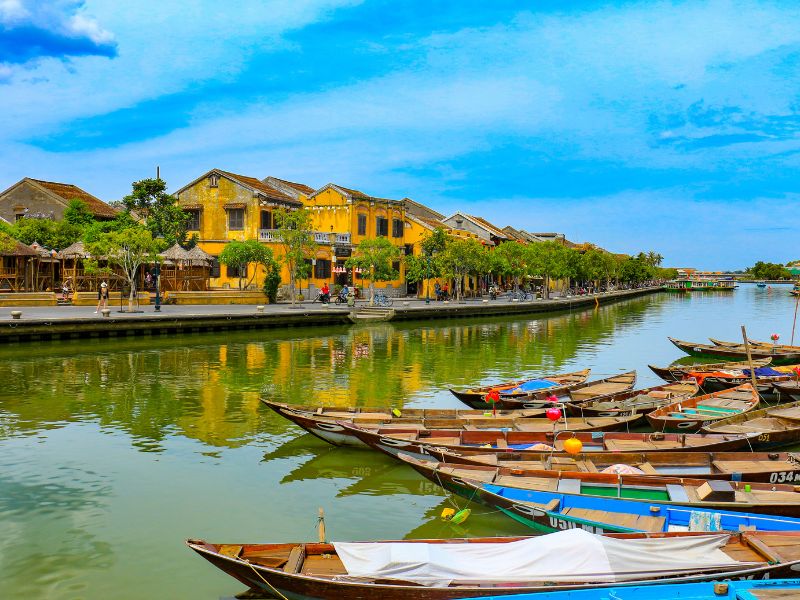 Buổi sáng trên sông Hoài, ánh nắng dịu dàng chiếu xuống tạo nên một bức tranh bình yên và rực rỡ