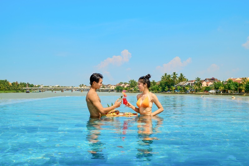 Bể bơi vô cực với view sông Hoài tại Đảo Ký Ức Hội An