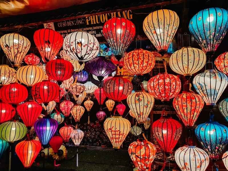 Các loại đèn lồng đa dạng màu sắc tại phố cổ Hội An