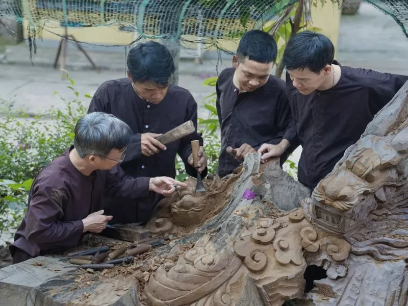 C&aacute;c nghệ nh&acirc;n l&agrave;ng Kim Bồng say m&ecirc; tạo h&igrave;nh từng chi tiết gỗ