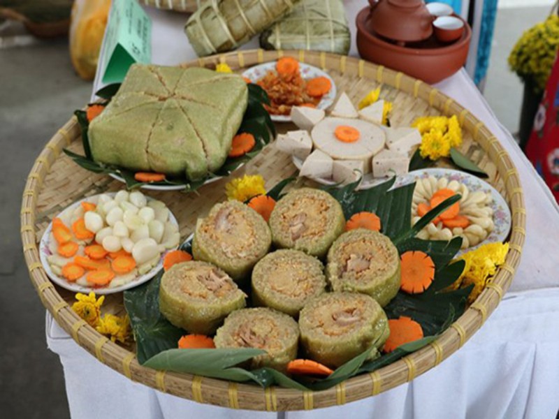 Cách ăn bánh Chưng, bánh Tét ngày Tết cũng được cường điệu hơn để khơi dậy vị ngon nhất của món ăn