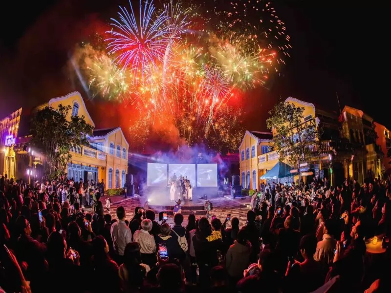 Cận cảnh m&agrave;n ph&aacute;o hoa rực rỡ tại Đảo K&yacute; Ức Hội An