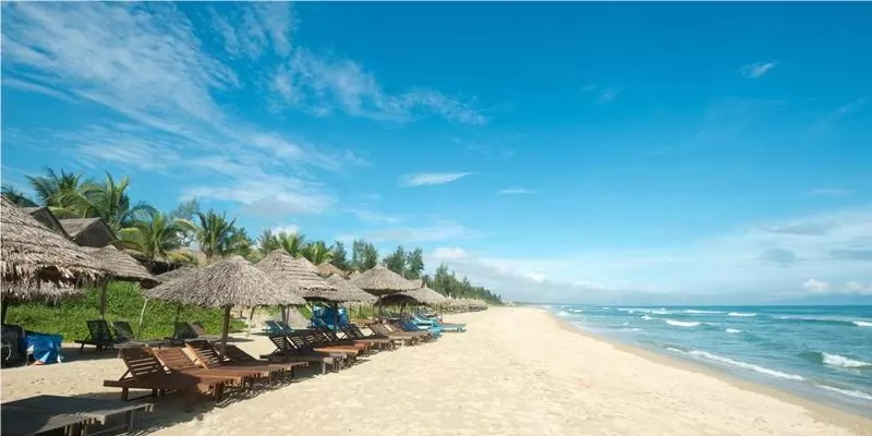 Cảnh biển xanh m&aacute;t v&agrave; c&aacute;t trắng