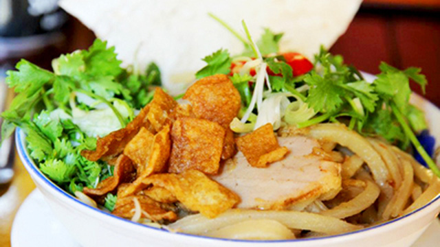 Từng sợi mì dai mềm, thấm đượm hương vị đặc trưng, hòa quyện cùng vị ngọt của thịt và vị giòn tan của bánh tráng, tạo nên một trải nghiệm ẩm thực khó quên.