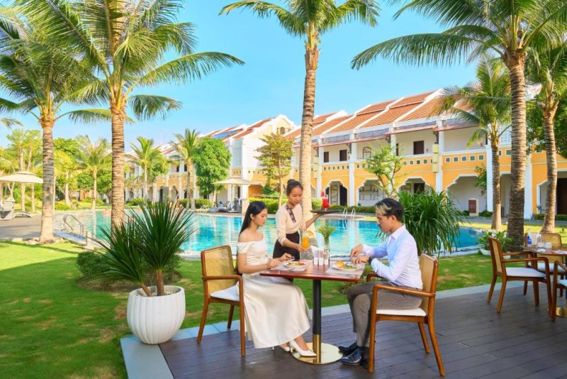 Cặp đôi tận hưởng không gian lãng mạn, thư giãn tại Hoi An Memories Resort & Spa
