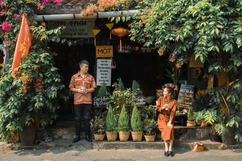 Các cặp đôi lưu giữ những khoảnh khắc vui vẻ ở Hội An