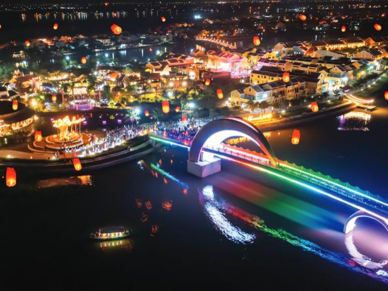 Cầu Ánh Trăng Thương Cảng bắc qua sông Hoài nối với Đảo Ký ức Hội An