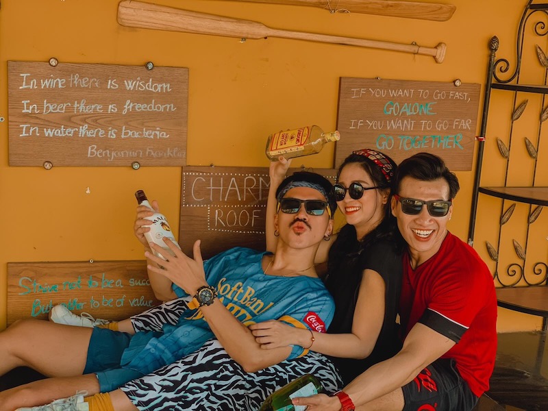 Charm Chill Bar không chỉ phục vụ những thức uống phong phú, mà còn thường xuyên tổ chức các sự kiện âm nhạc