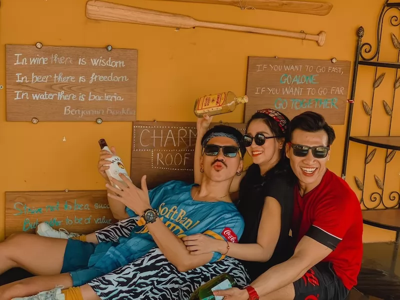 Charm Chill Bar kh&ocirc;ng chỉ phục vụ những thức uống phong ph&uacute;, m&agrave; c&ograve;n thường xuy&ecirc;n tổ chức c&aacute;c sự kiện &acirc;m nhạc