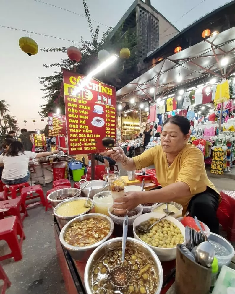 Ms. Chinh sweet soup stall